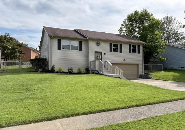 Photo 2 of Single family home for sale at 1704 Masters Ln, Lexington, KY 40515 | MLS# 26020633 | Listing updated on 2026-09-11