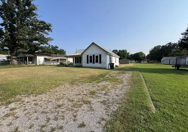 Photo 3 of Sale Pending at 2032 Center St, Paducah, KY 42003 | MLS# 26020625 | Listing updated on 2026-10-03