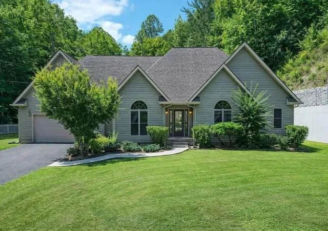 Photo 1 of Single family home for sale at 239 Sulphur Springs Rd, Cranks, KY 40820 | MLS# 26020630 | Listing updated on 2026-08-01