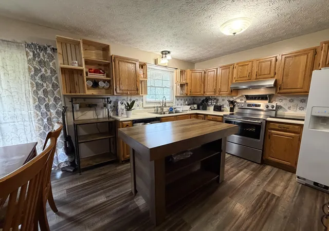 Photo 3 of Single family home for sale at 2213 Mercer Dr, Richmond, KY 40475 | MLS# 26020766 | Listing updated on 2026-09-24