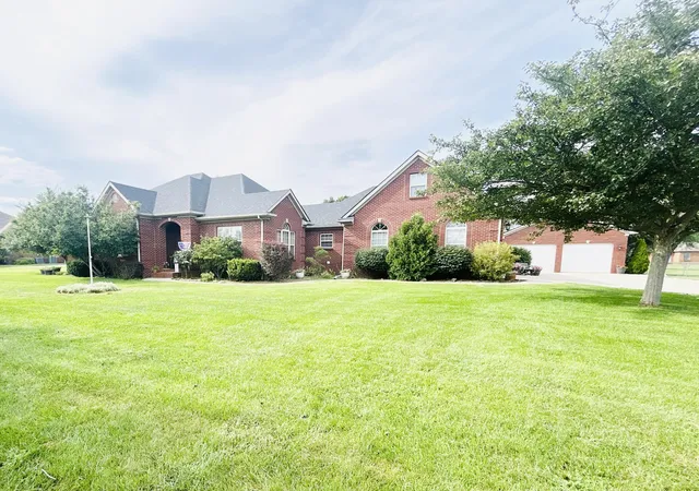 Photo 3 of Sale Pending at 325 Elmsleigh Dr, Berea, KY 40403 | MLS# 26020652 | Listing updated on 2026-08-10