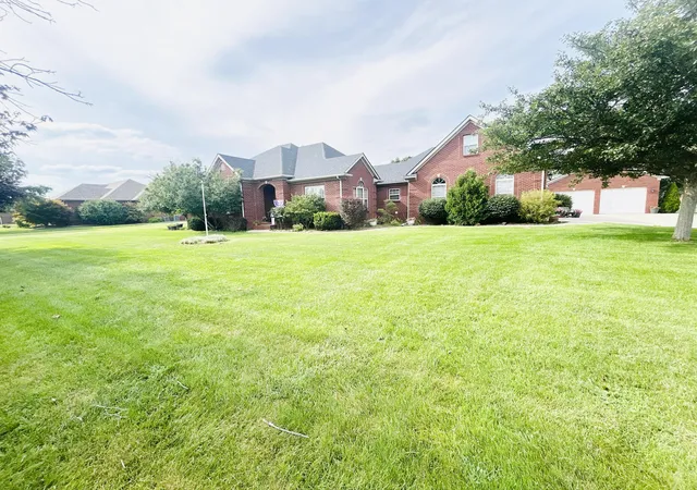 Photo 4 of Sale Pending at 325 Elmsleigh Dr, Berea, KY 40403 | MLS# 26020652 | Listing updated on 2026-08-10