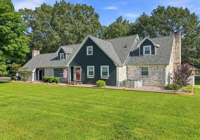 Photo 1 of Single family home for sale at 100 Kaywood Dr, Benton, KY 42025 | MLS# 26020664 | Listing updated on 2026-08-18