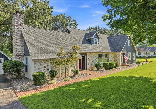 Photo 2 of Single family home for sale at 100 Kaywood Dr, Benton, KY 42025 | MLS# 26020664 | Listing updated on 2026-08-18
