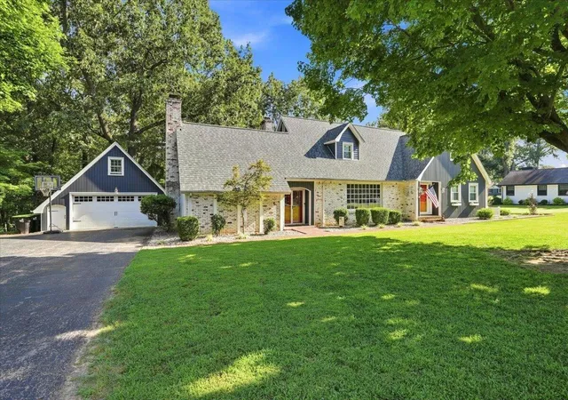 Photo 3 of Single family home for sale at 100 Kaywood Dr, Benton, KY 42025 | MLS# 26020664 | Listing updated on 2026-08-18