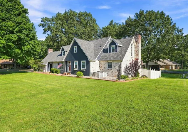 Photo 4 of Single family home for sale at 100 Kaywood Dr, Benton, KY 42025 | MLS# 26020664 | Listing updated on 2026-09-21