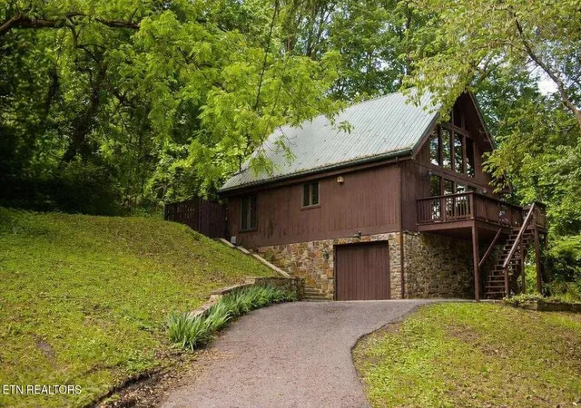 Photo 1 of Single family home for sale at 515 Englewood Rd, Middlesboro, KY 40965 | MLS# 26020657 | Listing updated on 2026-08-10