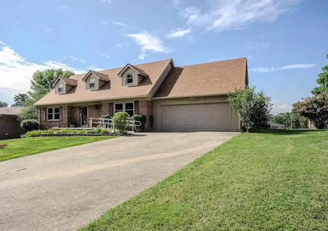 Photo 3 of Sale Pending at 120 Lindenwood Ln, Frankfort, KY 40601 | MLS# 26020694 | Listing updated on 2026-08-31