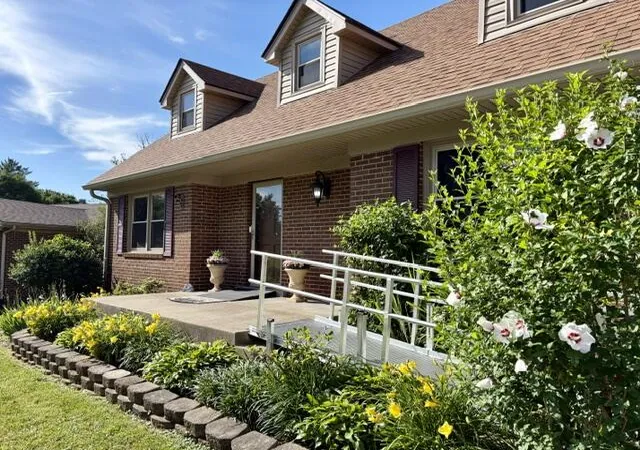 Photo 3 of Sale Pending at 120 Lindenwood Ln, Frankfort, KY 40601 | MLS# 26020694 | Listing updated on 2026-08-31