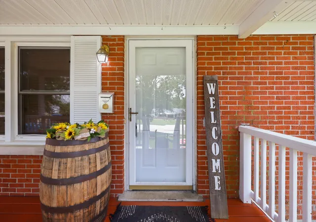 Photo 3 of Single family home for sale at 352 Ridgewood Dr, Versailles, KY 40383 | MLS# 26020686 | Listing updated on 2026-09-14