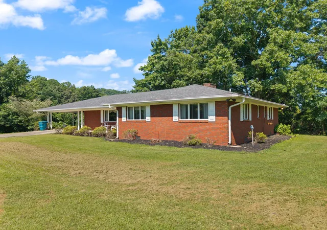 Photo 3 of Sale Pending at 210 Langdon Ave, Manchester, KY 40962 | MLS# 26020727 | Listing updated on 2026-08-13
