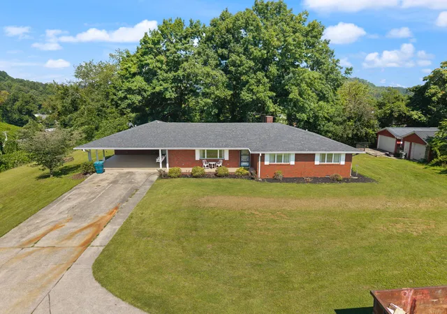 Photo 3 of Sale Pending at 210 Langdon Ave, Manchester, KY 40962 | MLS# 26020727 | Listing updated on 2026-08-13