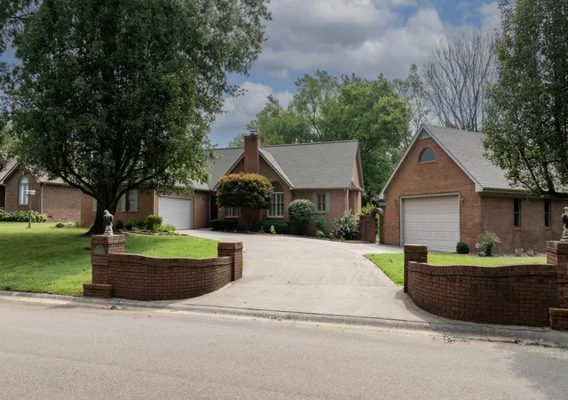 Photo 2 of Sale Pending at 1307 Fleetwood Dr, Murray, KY 42071 | MLS# 26020723 | Listing updated on 2026-09-03