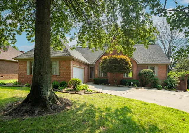 Photo 3 of Sale Pending at 1307 Fleetwood Dr, Murray, KY 42071 | MLS# 26020723 | Listing updated on 2026-09-03
