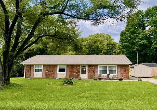 Photo 1 of Single family home for sale at 33 Meadowbrook Dr, Frankfort, KY 40601 | MLS# 26020750 | Listing updated on 2026-10-01