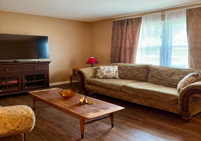 Photo 2 of Single family home for sale at 33 Meadowbrook Dr, Frankfort, KY 40601 | MLS# 26020750 | Listing updated on 2026-10-01