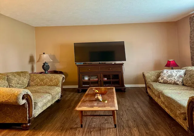 Photo 3 of Single family home for sale at 33 Meadowbrook Dr, Frankfort, KY 40601 | MLS# 26020750 | Listing updated on 2026-10-01