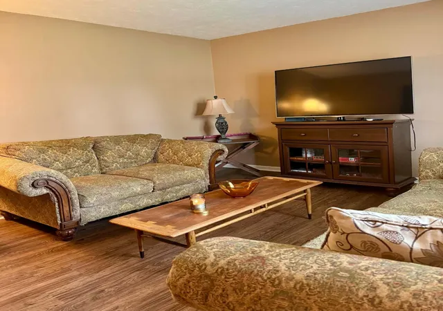 Photo 3 of Single family home for sale at 33 Meadowbrook Dr, Frankfort, KY 40601 | MLS# 26020750 | Listing updated on 2026-10-01
