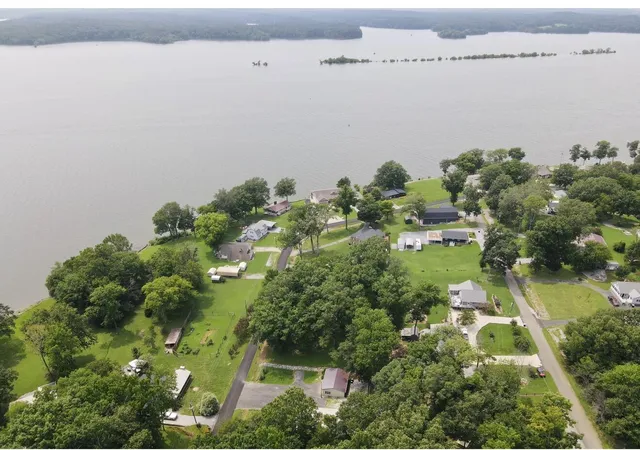Photo 3 of Single family home for sale at 785 Rockcastle Lakeshore Dr, Cadiz, KY 42211 | MLS# 26020852 | Listing updated on 2026-09-04