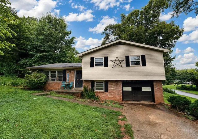 Photo 1 of Sale Pending at 341 Twin Rivers Dr, Bronston, KY 42518 | MLS# 26020760 | Listing updated on 2026-08-25