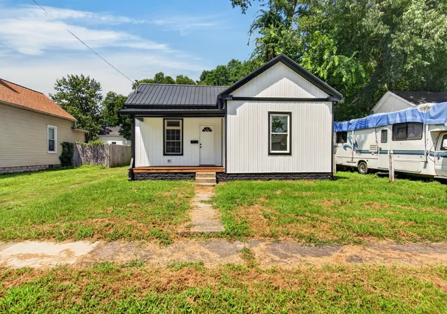 Photo 3 of Single family home for sale at 403 Locust St, Danville, KY 40422 | MLS# 26020784 | Listing updated on 2026-09-16