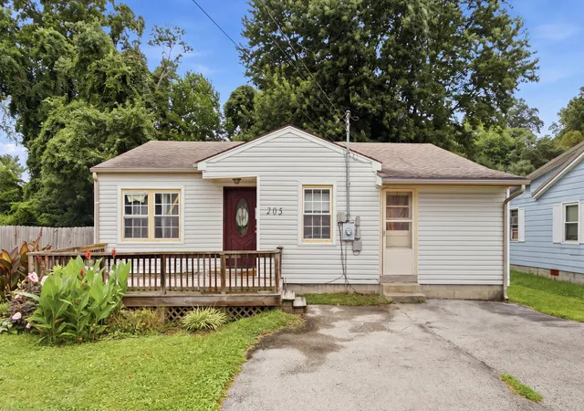 Photo 2 of Single family home for sale at 205 Dinsmore St, Berea, KY 40403 | MLS# 26021265 | Listing updated on 2026-10-08