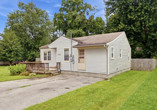 Photo 3 of Single family home for sale at 205 Dinsmore St, Berea, KY 40403 | MLS# 26021265 | Listing updated on 2026-10-08