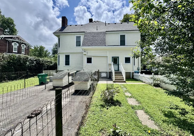 Photo 3 of Single family home for sale at 453 W Broadway St, Danville, KY 40422 | MLS# 26020949 | Listing updated on 2026-09-21