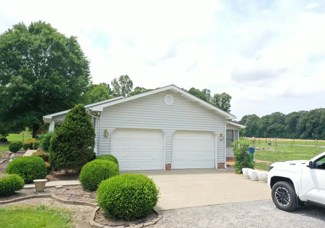 Photo 2 of Sale Pending at 6035 Cunningham Rd, West Paducah, KY 42086 | MLS# 26020890 | Listing updated on 2026-08-26