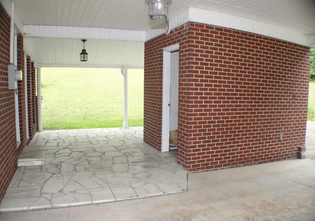 Photo 3 of Sale Pending at 113 Hollywood Dr, Middlesboro, KY 40965 | MLS# 26020874 | Listing updated on 2026-08-31