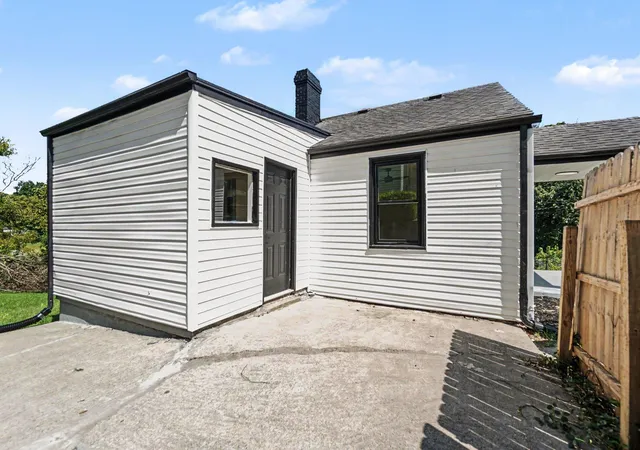 Photo 3 of Single family home for sale at 108 Alexander St, Frankfort, KY 40601 | MLS# 26023283 | Listing updated on 2026-09-14