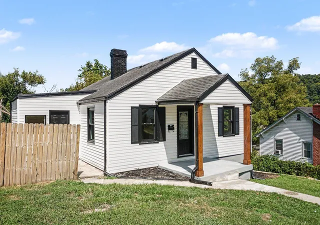 Photo 2 of Single family home for sale at 108 Alexander St, Frankfort, KY 40601 | MLS# 26023283 | Listing updated on 2026-09-14