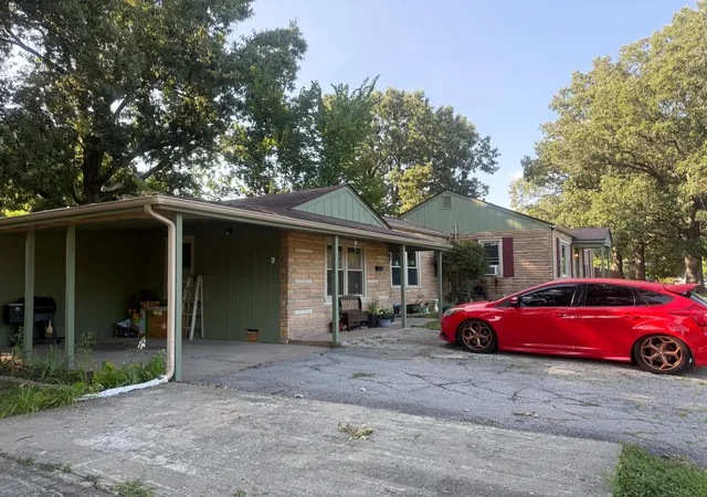 Photo 3 of Single family home for sale at 2001 B St, Paducah, KY 42003 | MLS# 26021037 | Listing updated on 2026-08-06