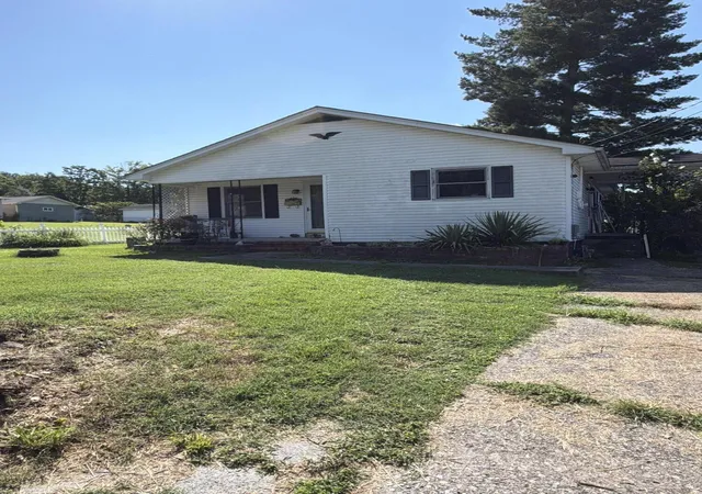 Single family home for sale at 124 Kentucky Ave, Irvine, KY 40336 | MLS# 26021075