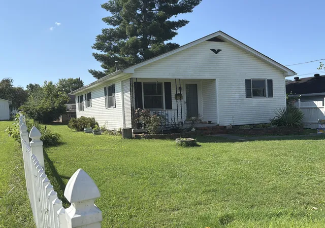 Photo 2 of Single family home for sale at 124 Kentucky Ave, Irvine, KY 40336 | MLS# 26021075 | Listing updated on 2026-08-22