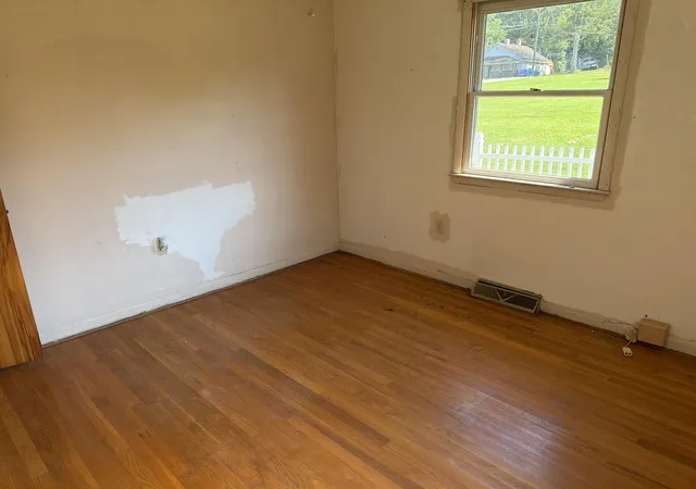 Photo 3 of Sale Pending at 124 Kentucky Ave, Irvine, KY 40336 | MLS# 26021075 | Listing updated on 2026-10-18
