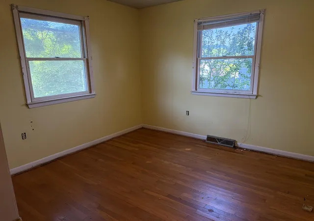Photo 4 of Sale Pending at 124 Kentucky Ave, Irvine, KY 40336 | MLS# 26021075 | Listing updated on 2026-10-18