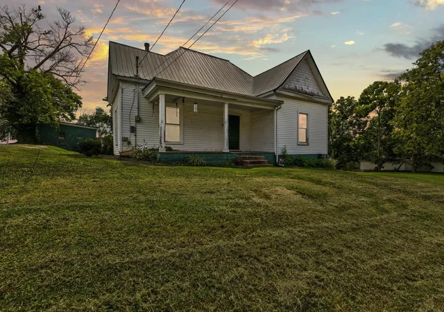 Photo 2 of Single family home for sale at 534 E Locust St, Mount Sterling, KY 40353 | MLS# 26021040 | Listing updated on 2026-08-31