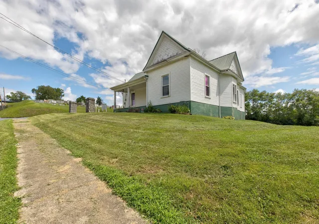 Photo 3 of Single family home for sale at 534 E Locust St, Mount Sterling, KY 40353 | MLS# 26021040 | Listing updated on 2026-08-31