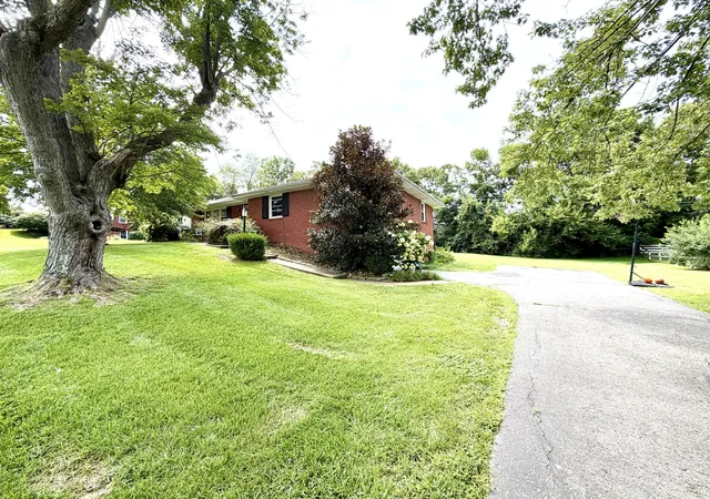 Photo 3 of Sale Pending at 344 Twinbrook Dr, Danville, KY 40422 | MLS# 26021268 | Listing updated on 2026-09-07