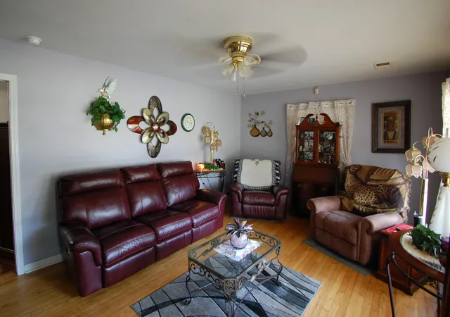 Photo 2 of Single family home for sale at 5825 Oaks Rd, Paducah, KY 42003 | MLS# 26021078 | Listing updated on 2026-09-01
