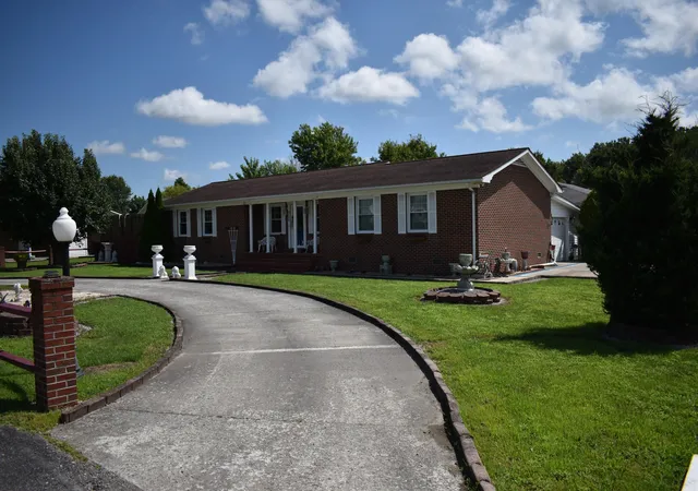 Photo 3 of Single family home for sale at 926 Doncaster Ave, Middlesboro, KY 40965 | MLS# 26021089 | Listing updated on 2026-09-10