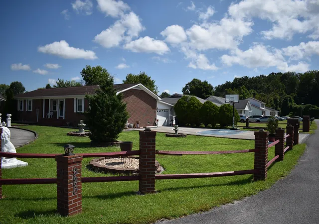 Photo 3 of Sale Pending at 926 Doncaster Ave, Middlesboro, KY 40965 | MLS# 26021089 | Listing updated on 2026-10-01