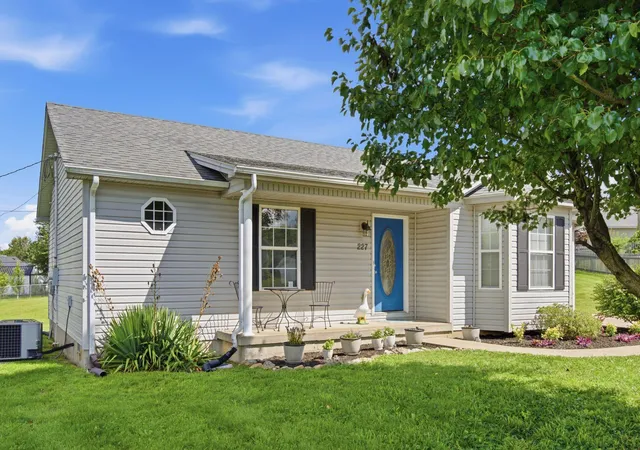 Photo 2 of Single family home for sale at 227 Leslie Dr, Winchester, KY 40391 | MLS# 26021123 | Listing updated on 2026-08-06