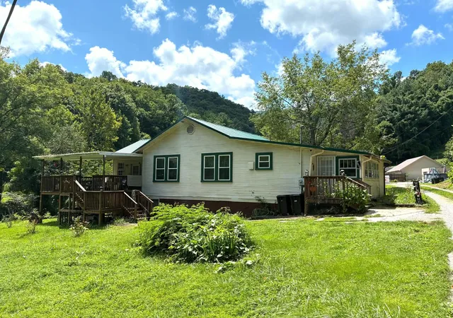 Photo 2 of Single family home for sale at 2036 Kentucky 215, Evarts, KY 40828 | MLS# 26021321 | Listing updated on 2026-09-16