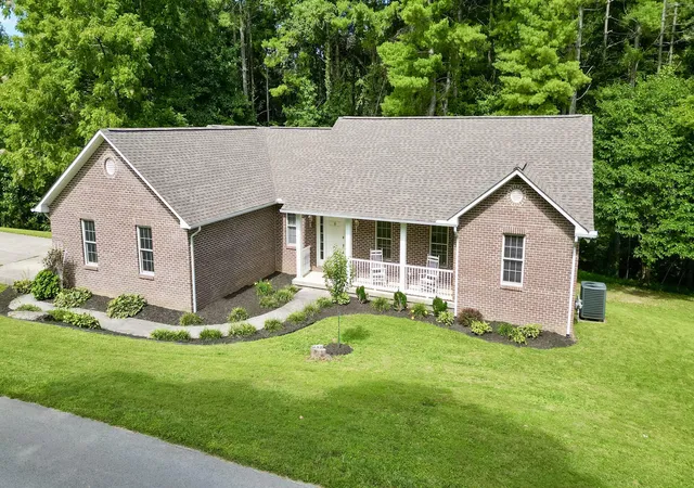 Photo 3 of Single family home for sale at 221 Bramblewood Dr, Corbin, KY 40701 | MLS# 26021172 | Listing updated on 2026-08-21
