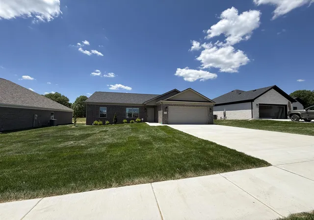 Photo 3 of Single family home for sale at 302 Cinchpost Cir, London, KY 40744 | MLS# 26021183 | Listing updated on 2026-09-16