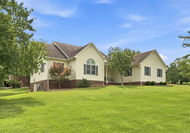 Photo 2 of Sale Pending at 843 Beaumont Ave, Harrodsburg, KY 40330 | MLS# 26021314 | Listing updated on 2026-08-19