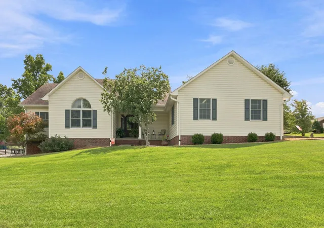 Photo 3 of Sale Pending at 843 Beaumont Ave, Harrodsburg, KY 40330 | MLS# 26021314 | Listing updated on 2026-08-19