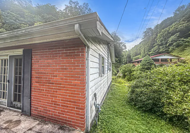 Photo 2 of Sale Pending at 2101 Town Hl Rd, Jackson, KY 41339 | MLS# 26021250 | Listing updated on 2026-08-27